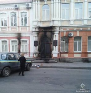 В Мелитополе неизвестные подожгли здание горсовета - ФОТО
