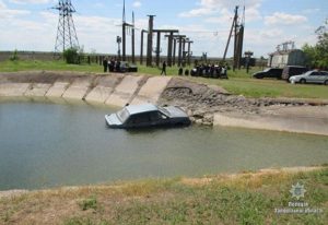 В Запорожской области произошло смертельное ДТП: легковушка слетела в оросительный канал - ФОТО
