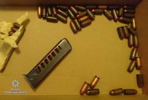 У жителя Запорожья изъяли наркотики и боеприпасы - ФОТО