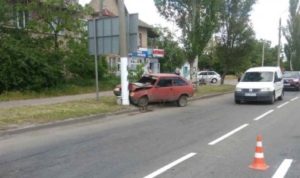 В Запорожской области легковушка на скорости влетела в столб - ФОТО