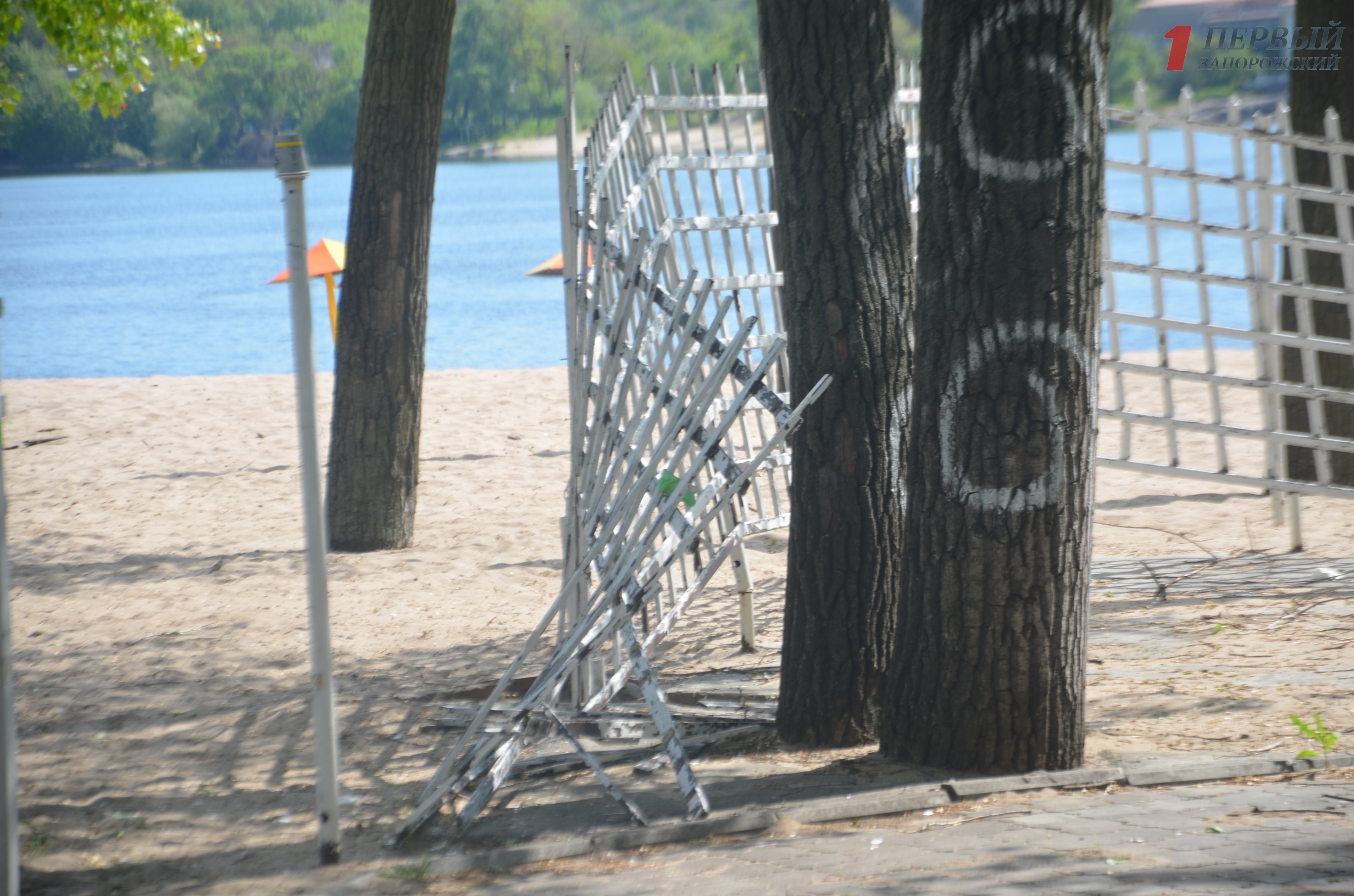 Центральный пляж Запорожья встречает гостей мусором, разбитой плиткой, ржавыми раздевалками и очередными застройками - ФОТО