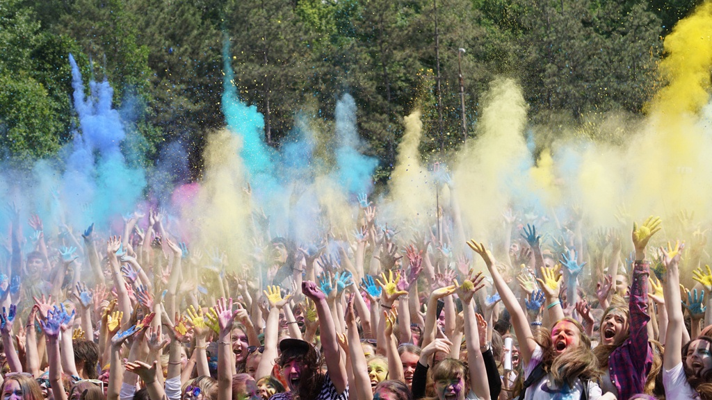 В Дубовой Роще запорожцы стали участниками «разноцветных боев» на фестивале красок - ФОТО