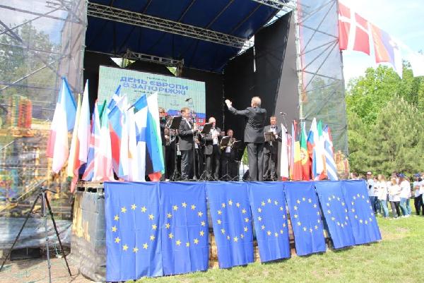 В запорожском центральном парке «Дубовая Роща» открыли европейский городок  - ФОТО
