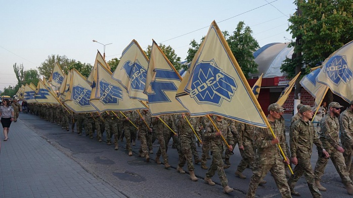 В Запорожской области полк «Азов» отметил свою годовщину праздничным шествием с военной техникой – ФОТО