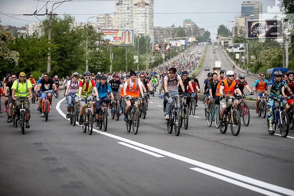 В Запорожье в колонну велосипедистов въехал автомобиль
