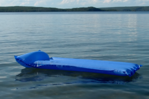В Запорожской области двоих детей унесло на надувном матрасе в море