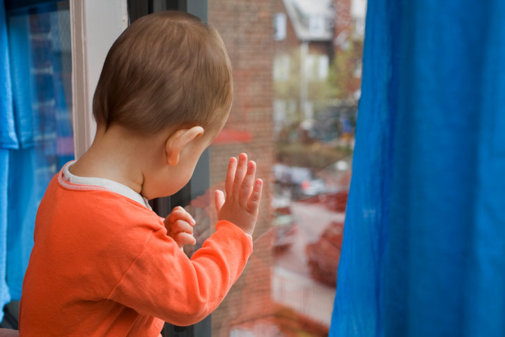 В Запорожье маленький ребенок выпал из окна на крышу магазина