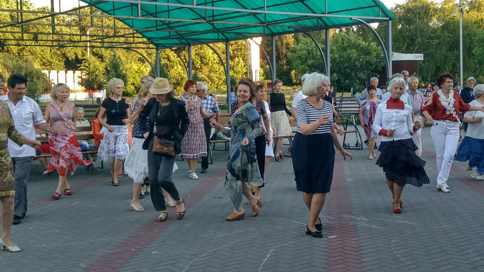 В Запорожье прямо на улице провели мастер-класс по латиноамериканским танцам – ФОТО