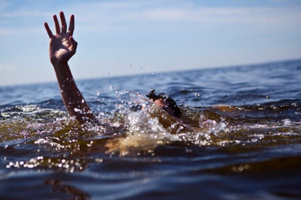В Запорожье ночью в реке едва не утонул мужчина - ФОТО