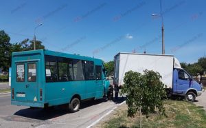 В Запорожской области произошло серьезное ДТП: маршрутка с пассажирами врезалась в грузовик - ФОТО, ВИДЕО