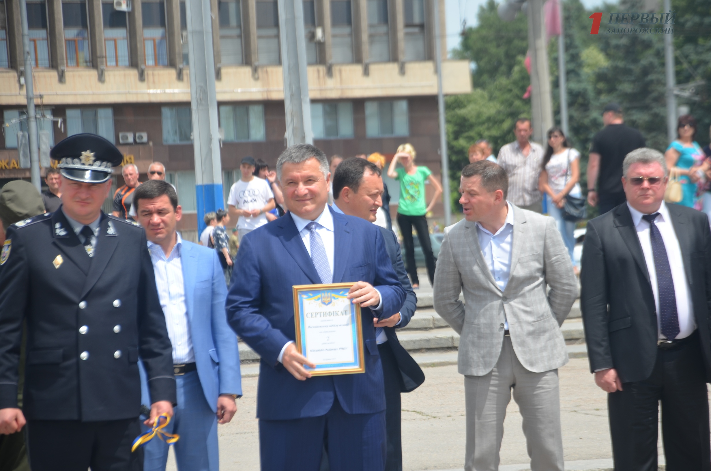 В Запорожье приехал глава МВД Арсен Аваков: полицейские получили новые внедорожники - ФОТО