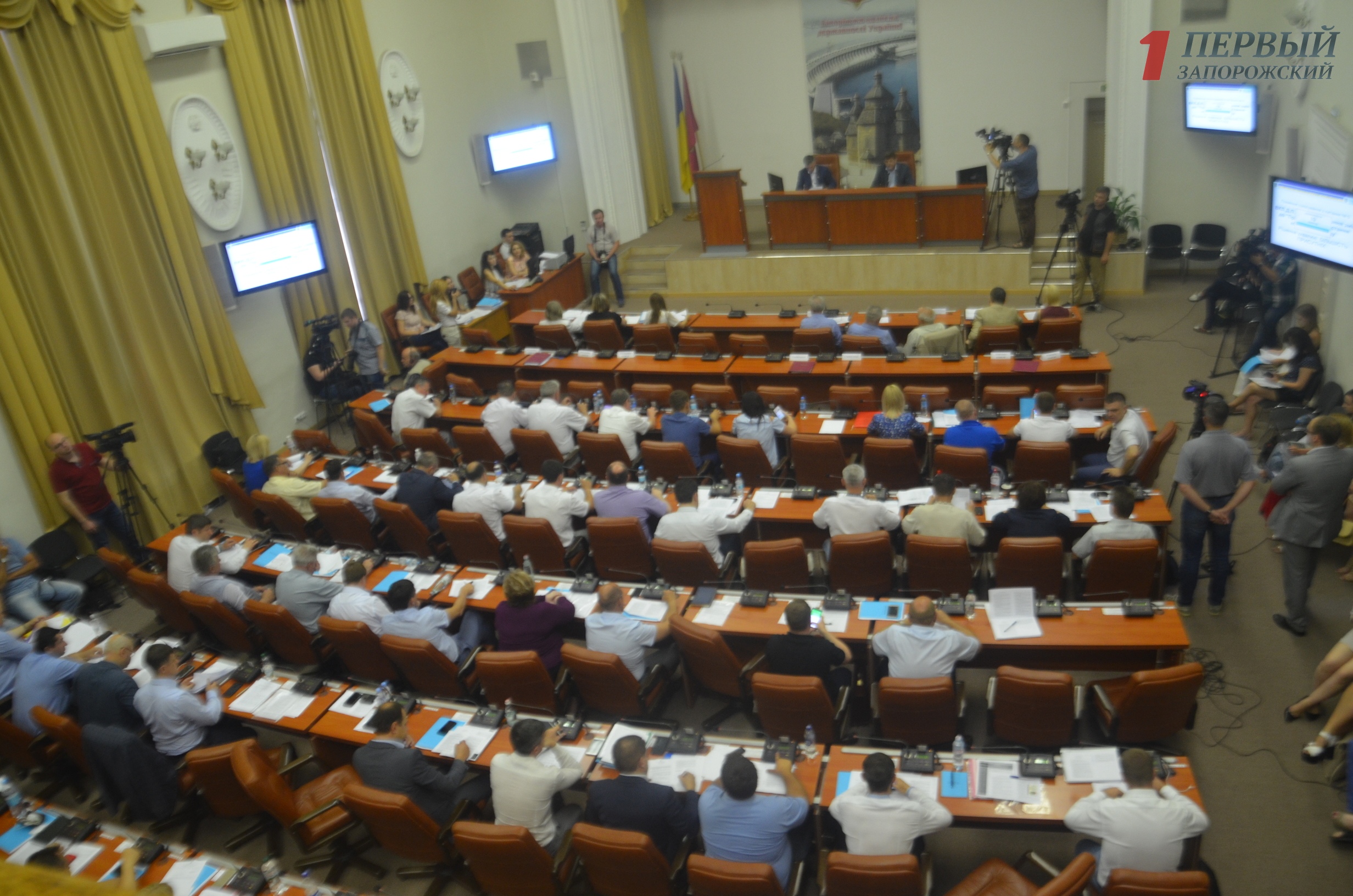 В Запорожье проходит восемнадцатая сессия городского совета - ФОТО
