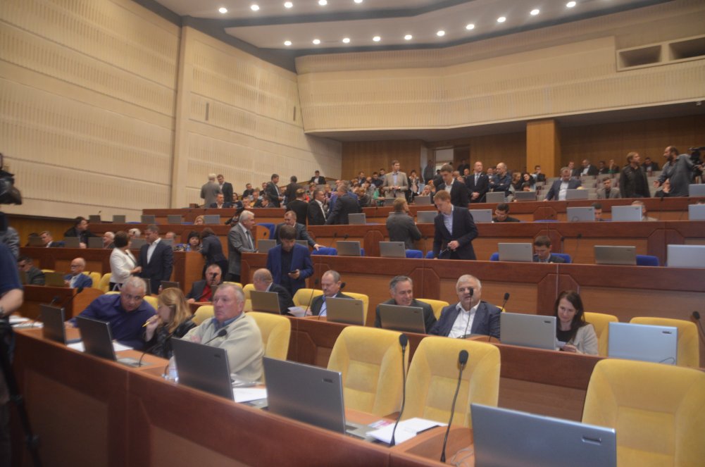 Депутаты областного совета объявили недельный перерыв в сессии