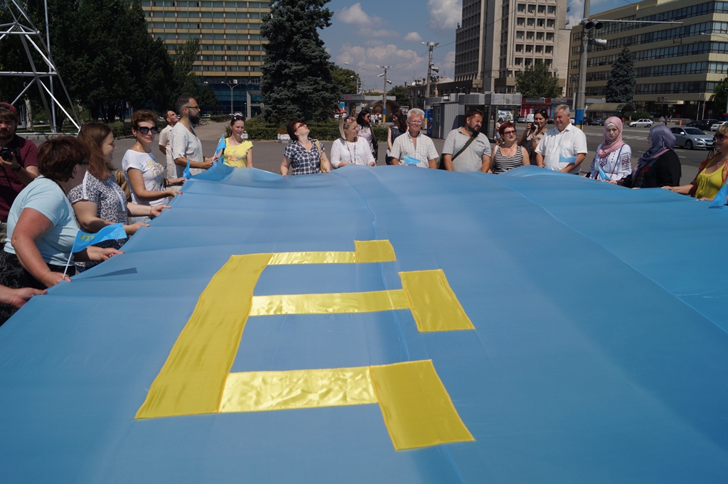 В центре Запорожья подняли крымскотатарский флаг - ФОТО