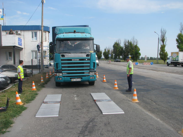 Недобросовестные водители разрушают дороги Запорожской области