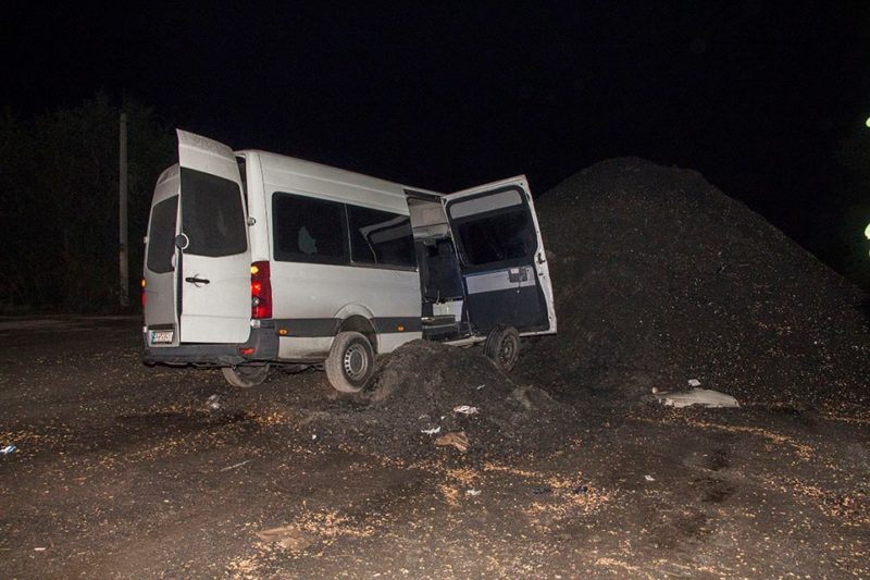 В Запорожской области маршрутка с пассажирами влетела в гору щебня: есть пострадавшие - ФОТО