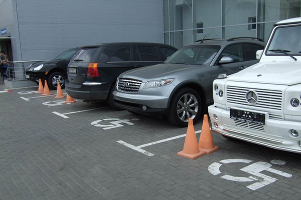 В Запорожье повысят штрафы за парковку на местах для инвалидов