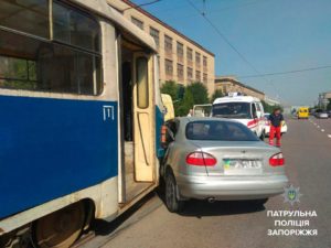 Очередное ДТП: в Запорожье в трамвай врезалась легковушка - ФОТО