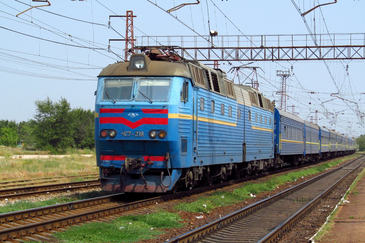 Смерть на переезде: в Запорожской области пассажирский поезд протаранил легковушку, среди погибших ребенок - ФОТО
