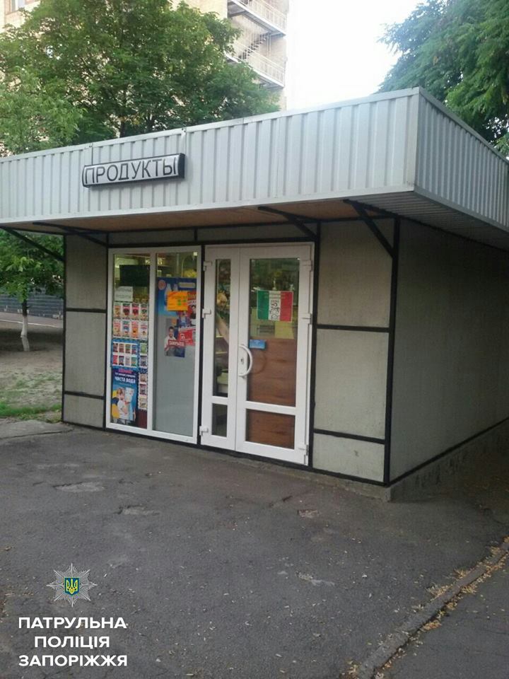 В Запорожье бывший заключенный на третий день свободы украл с продуктового магазина печенье, сок и лобзик - ФОТО