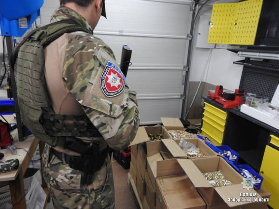 Предприимчивый запорожец превратил гараж в цех по производству оружия - ФОТО, ВИДЕО