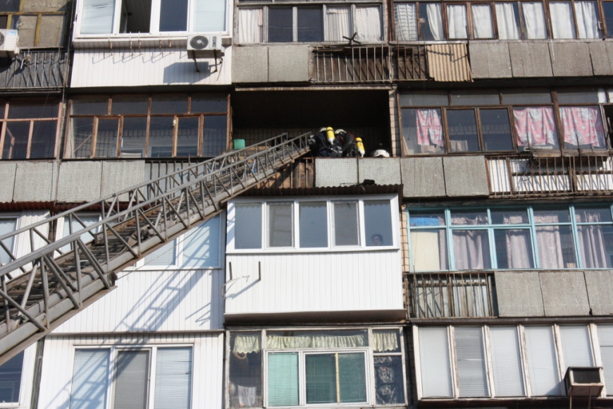 В Запорожье пожарные вытащили из горящей квартиры мужчину  - ФОТО