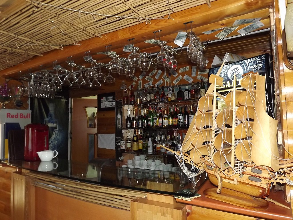 На запорожском курорте молодой парень обокрал бар на базе отдыха - ФОТО