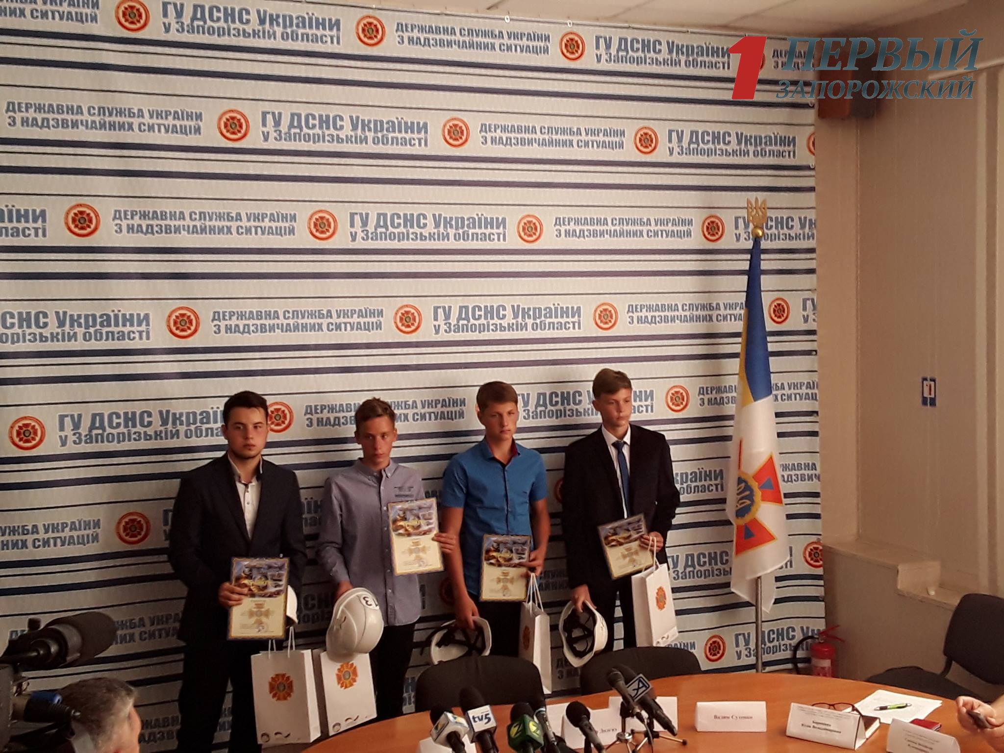 В Запорожье четверо подростков получили награды за спасение своего друга - ФОТО