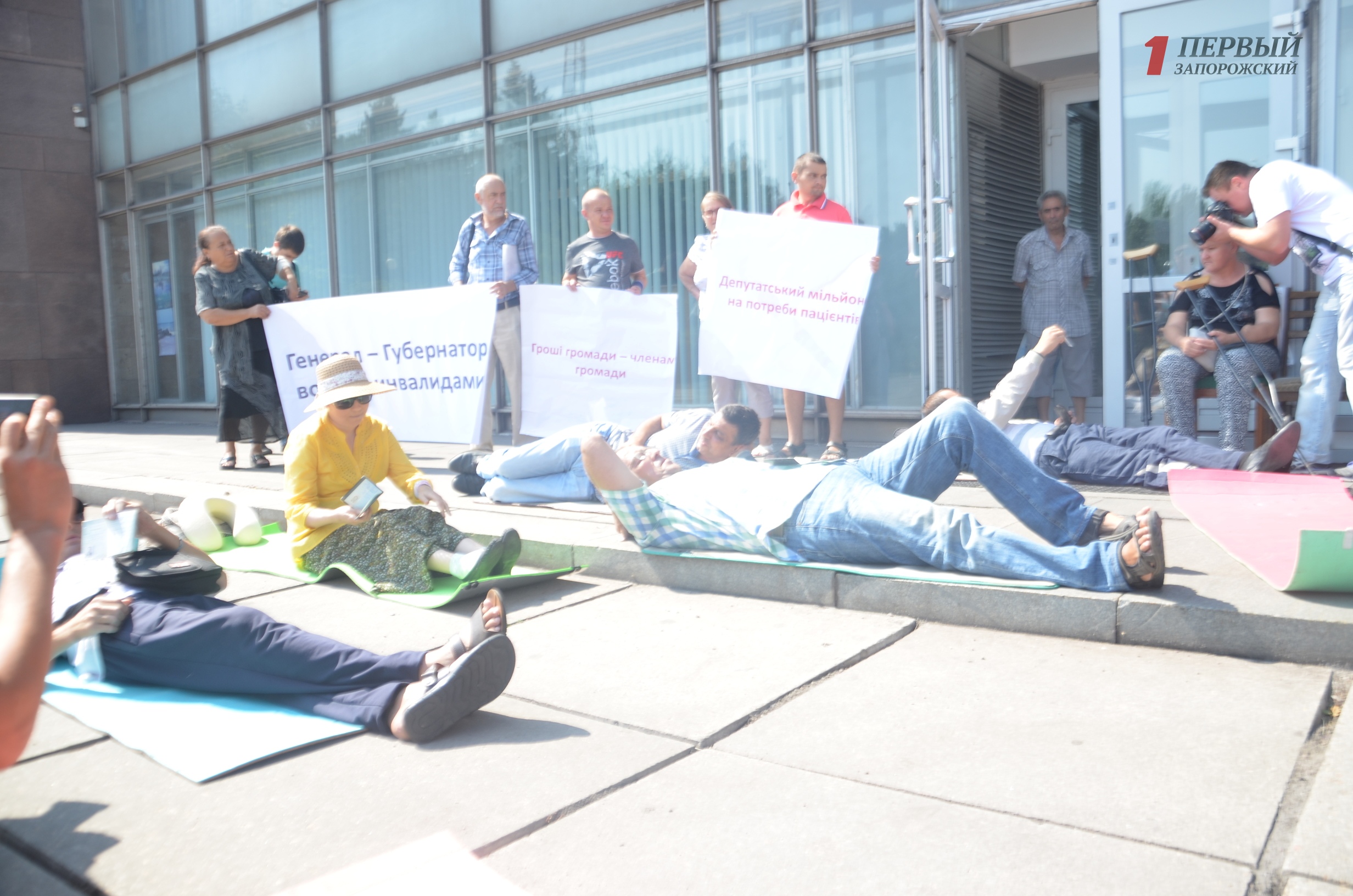 Под стенами областного совета пациенты-диализники устроили лежачий протест - ФОТО