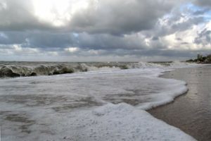 Сегодня на Азовском море купаться опасно: бушует шторм