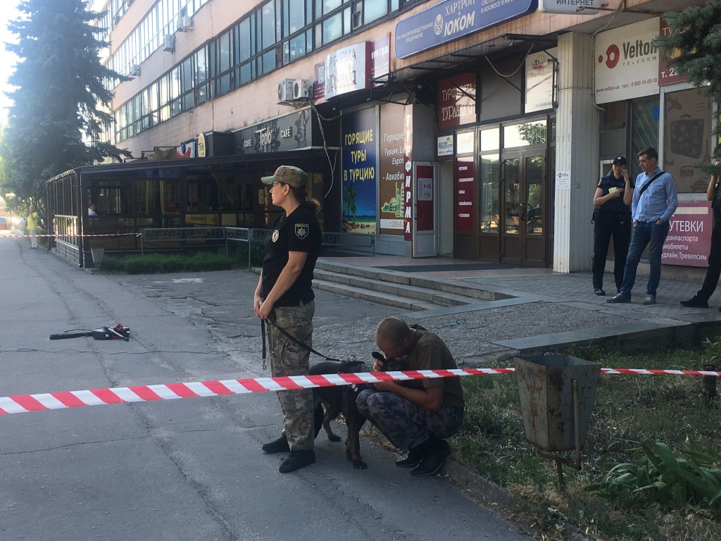 Возле Запорожской облгосадминистрации полиция и взрывотехники обезвреживали шляпу – ФОТО