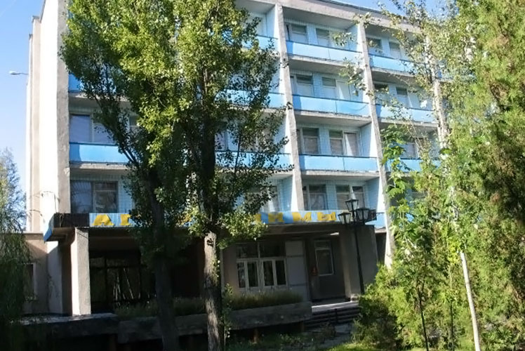 В Запорожской области предприимчивый директор госпансионата решил подзаработать и сдавал в аренду номера в официально закрытом учреждении