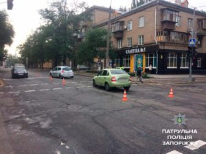 В Запорожье на пешеходном переходе легковушка сбила мужчину - ФОТО