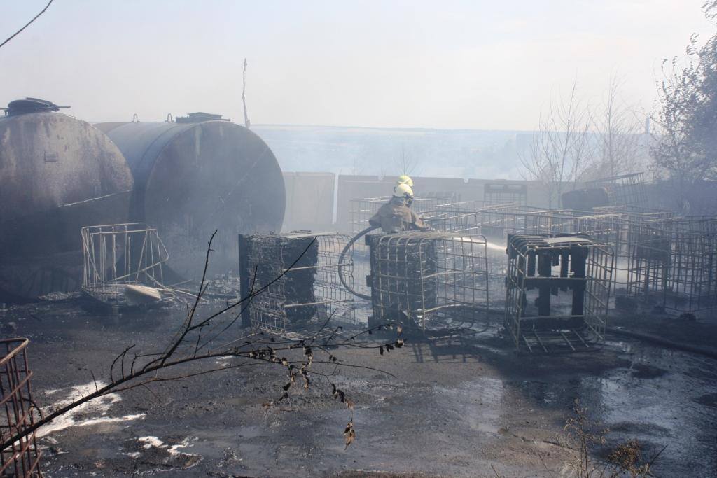 В Запорожье на территории автотранспортного предприятия горела цистерна и складское помещение - ФОТО