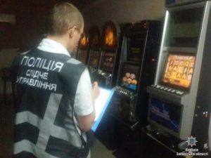 Запорожские полицейские «накрыли» очередной зал игровых автоматов  - ФОТО