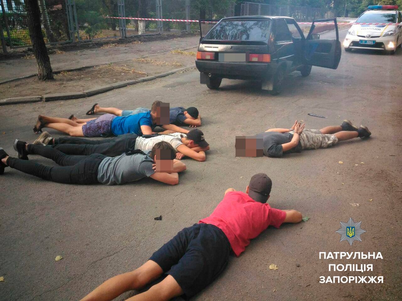 В центре Запорожья группа молодых людей напала и ограбила 19-летнего парня – ФОТО