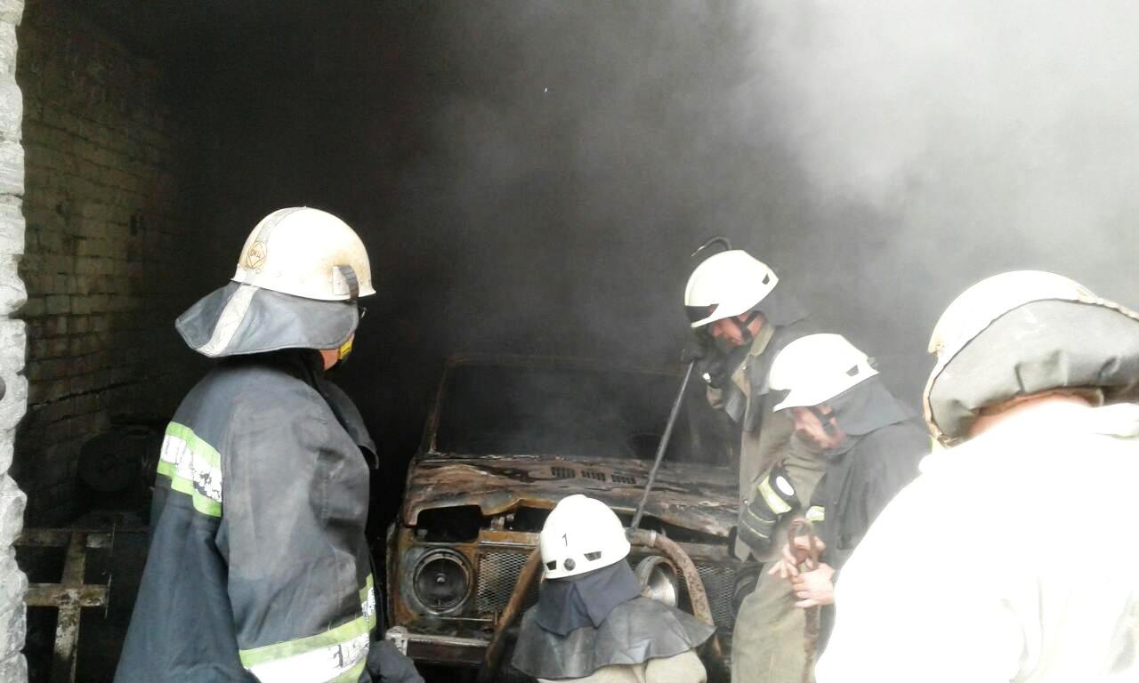 В Запорожье на СТО произошел пожар: сгорели два автомобиля -  ФОТО