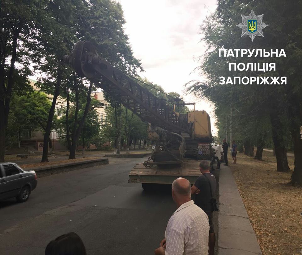 В Запорожье полицейские оштрафовали грузовик, который перевозил экскаватор - ФОТО