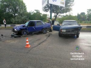 В Запорожье возле детской железной дороги произошло тройное ДТП: есть пострадавшие - ФОТО