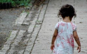 Из-за халатности пьяной матери маленькая девочка находилась на улице без присмотра - ФОТО
