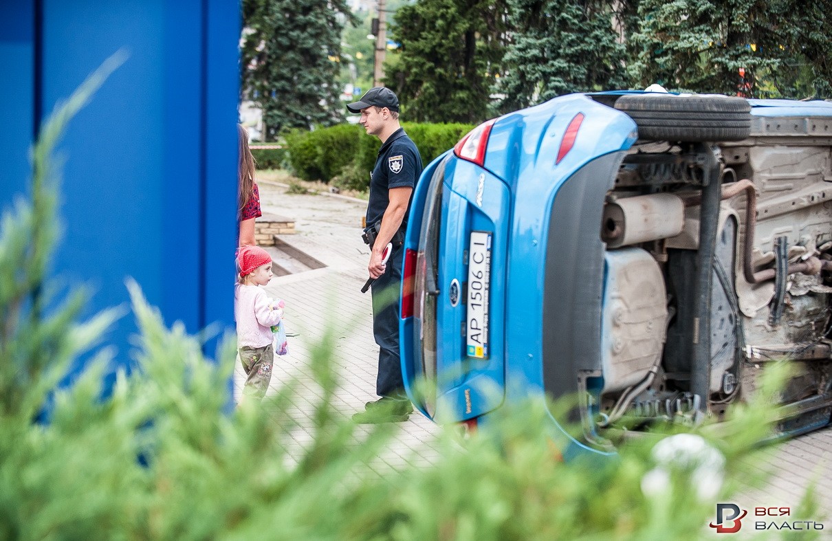 В центре Запорожья перевернулась легковушка: водитель погиб - ФОТО
