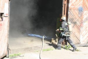 В Запорожье на территории частного предприятия произошел пожар - ФОТО