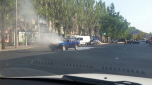В Запорожской области посреди дороги загорелся автомобиль - ФОТО