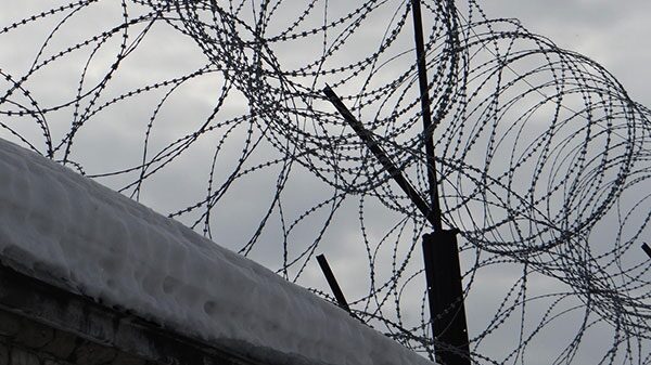 Бьют током и издеваются: в Запорожской области оккупанты ищут сотрудников в пыточную