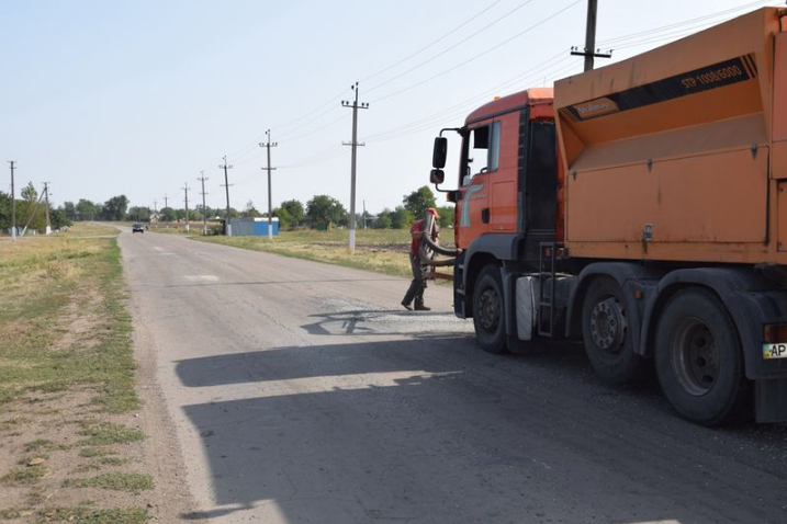 В Запорожской области продолжают ремонтировать наиболее проблемные участки дорог