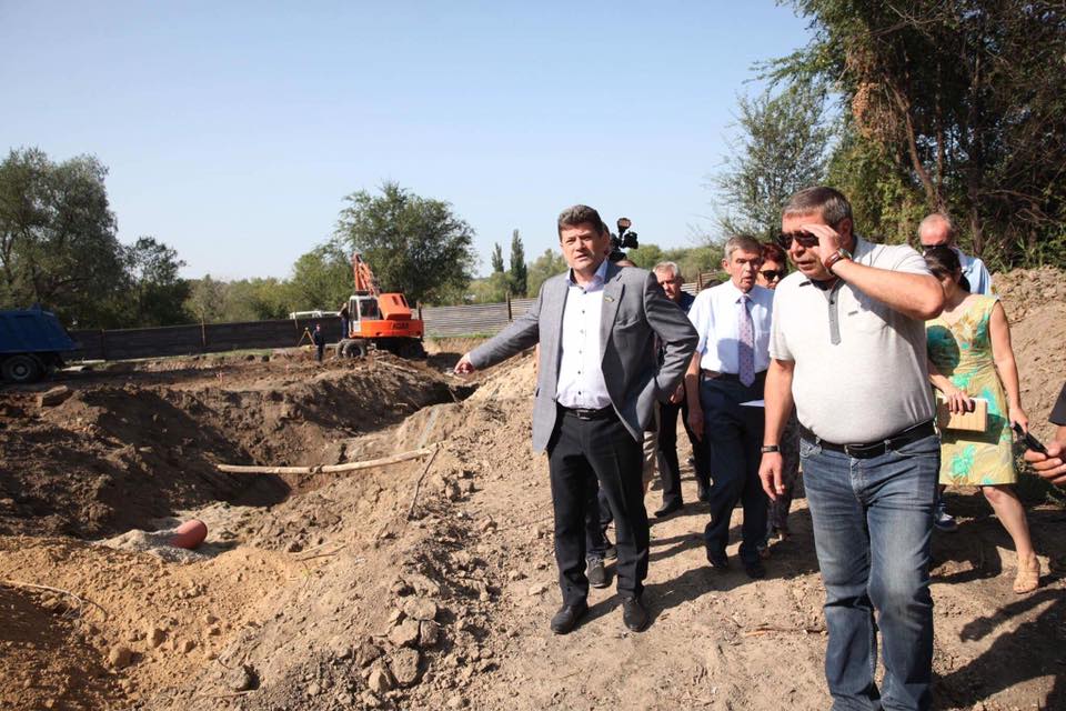 Мэр Запорожья проверил, как проходит реконструкция парка на «Радуге» - ФОТО