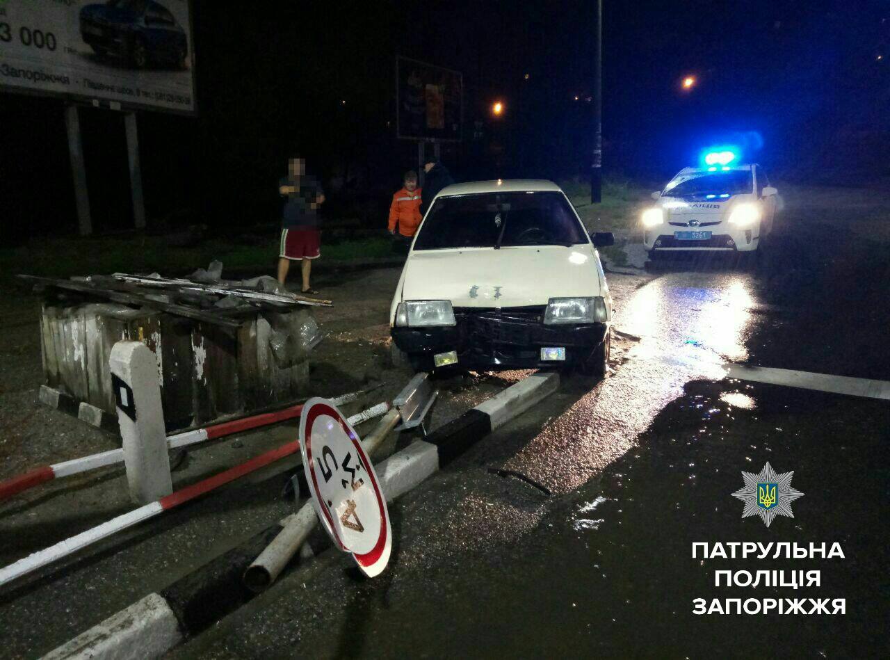 В Запорожье пьяный водитель снес дорожные знаки и шлагбаум – ФОТО