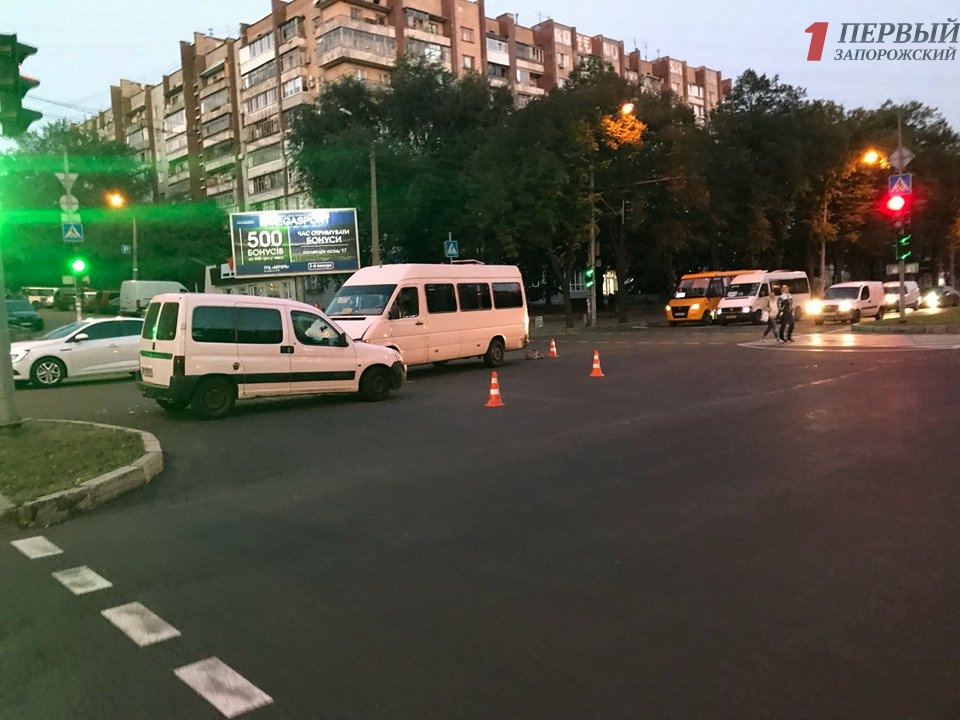 В Запорожье около торгового центра произошла авария с маршруткой - ФОТО