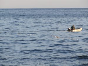 На запорожском курорте рыбака унесло на резиновой лодке в открытое море