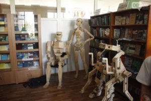 В Запорожье открылась уникальная выставка деревянных роботов запорожского конструктора – ФОТО